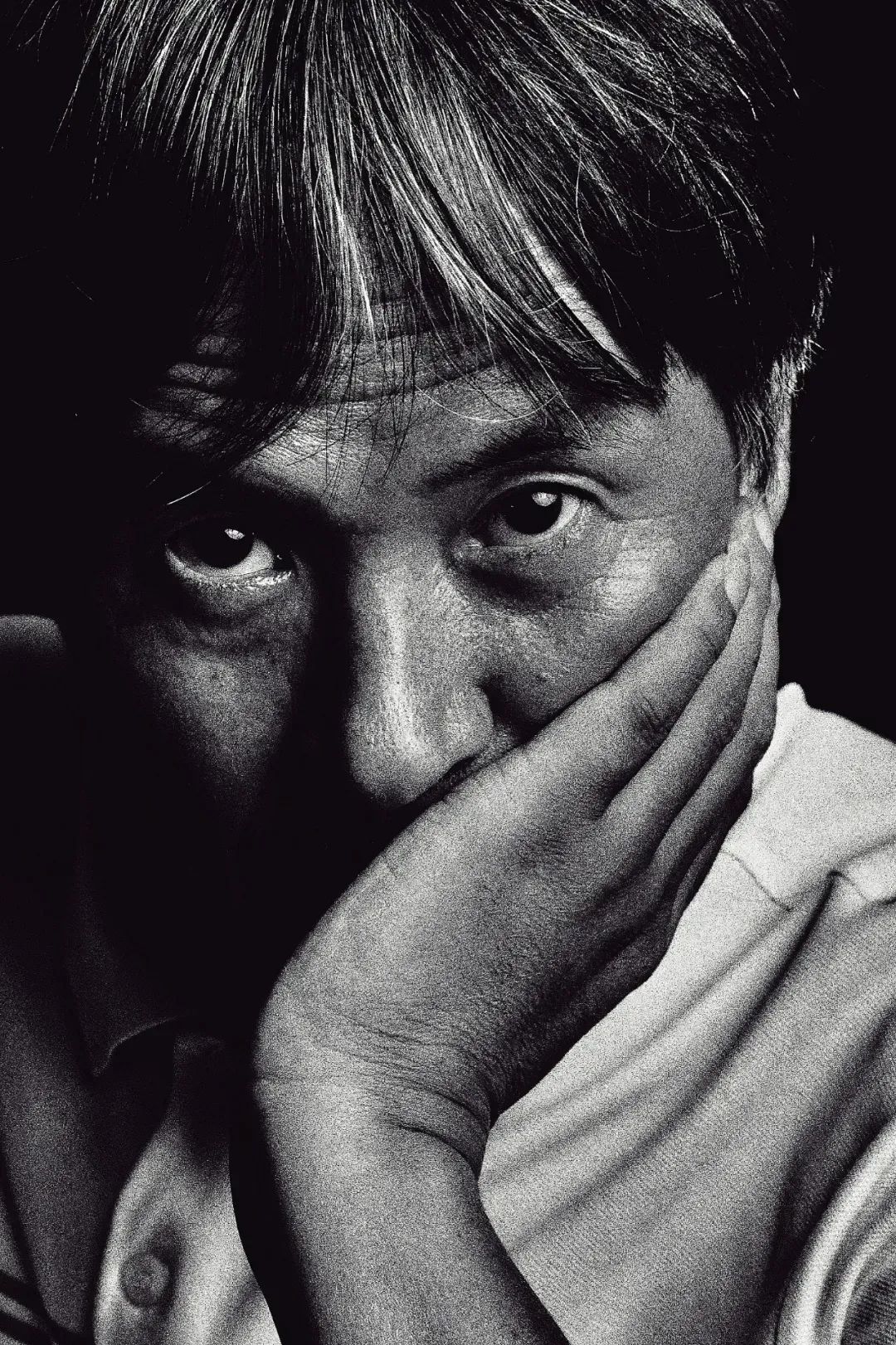 蒋立波，又名陈家农，出生于浙江嵊州。著有《听力测试》《迷雾与索引》《呼吸练习》等多部诗集。历获柔刚诗歌奖、《人民文学》青春中国诗歌奖、扬子江诗学奖、突围年度诗人奖等奖项。现居杭州远郊。