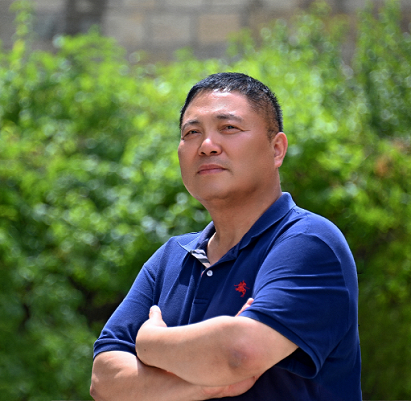 叶德庆，中国作家协会会员。出版诗集《人间论》《天际流》等五部书籍。作品发表于《人民文学》《十月》《诗刊》等。