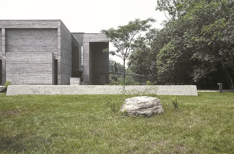 鹿野苑石刻艺术博物馆清水混凝土墙的在地处理技艺,不仅成为“低技策略”的具体运用,更构成了2000年初期国内建筑学界关于“建构”理论之争鸣的重要个案。(摄影:毕克俭)