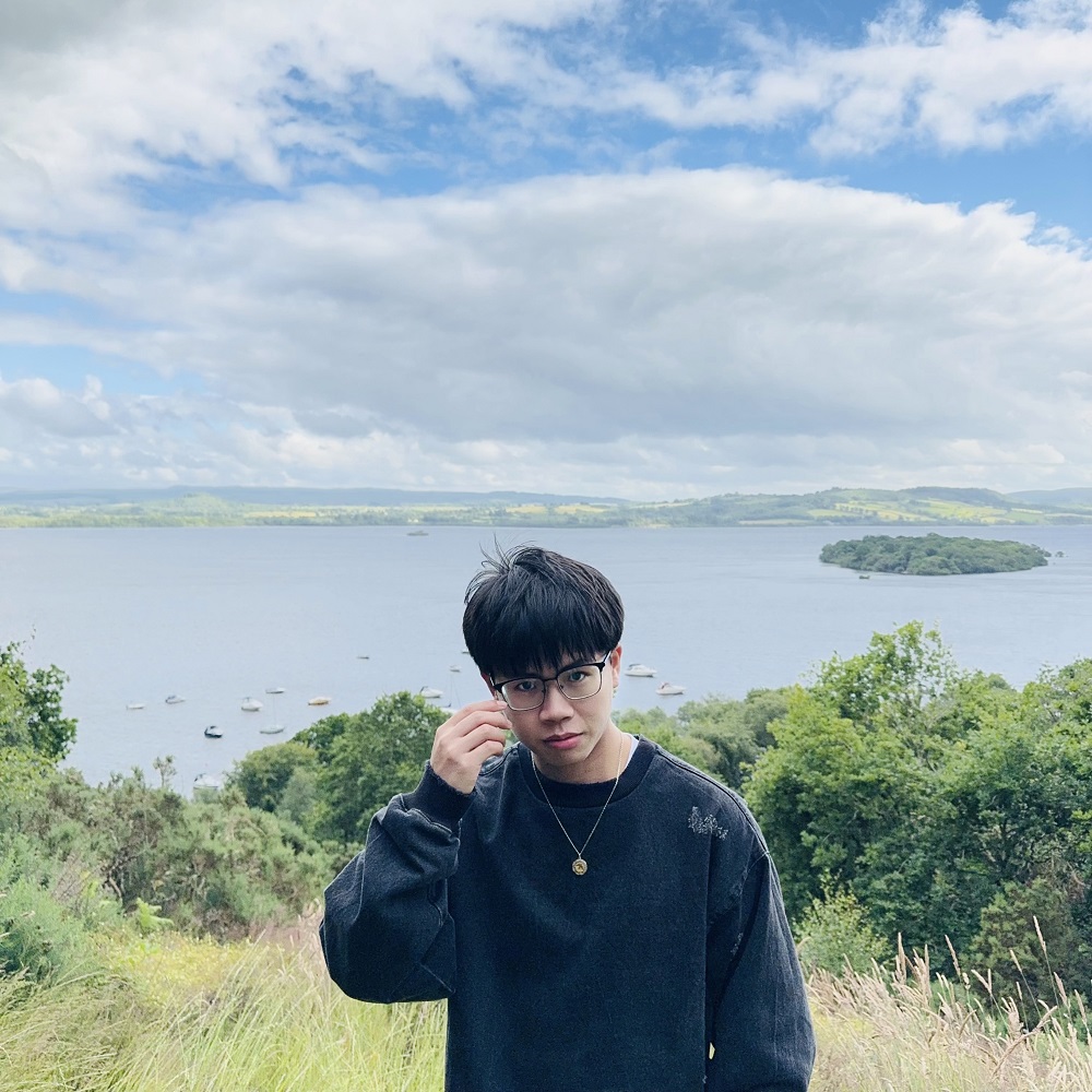 周于旸，1996年生，江苏苏州人，已出版小说集《马孔多在下雨》《招摇过海》。有作品发表于《人民文学》《十月》《北京文学》《小说界》等刊物，有作品入选收获文学榜、城市文学排行榜，曾获“钟山之星”文学奖，小说集《马孔多在下雨》入围第五届宝珀理想国文学奖决选名单。