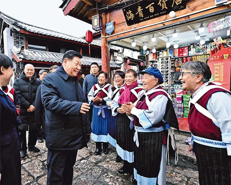 2025年3月19日至20日，中共中央总书记、国家主席、中央军委主席习近平在云南考察。这是19日下午，习近平在丽江古城考察时，与当地居民亲切交流。 新华社记者 燕雁/摄