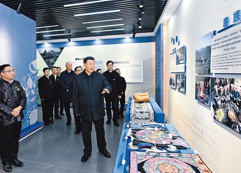2025年3月17日至18日，中共中央总书记、国家主席、中央军委主席习近平在贵州考察。这是17日下午，习近平在黔东南州黎平县肇兴侗寨侗族文化展示中心考察。 新华社记者 谢环驰/摄