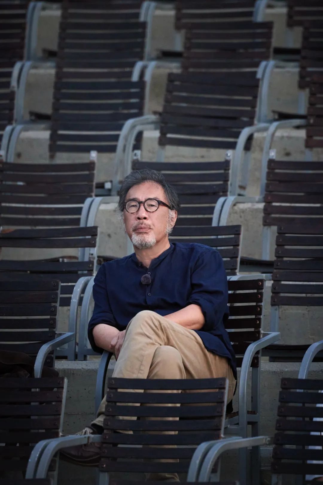 &nbsp;西川  1963年生，诗人、散文和随笔作家、翻译家，北京师范大学特聘教授。出版有诗集、随笔集、论著、诗剧等多部作品及多种诗歌诗论译作。曾获鲁迅文学奖（2001）、中国书业年度评选·年度作者奖（2018）、闻一多诗歌奖（2024）、德国魏玛全球论文竞赛十佳（1999）、瑞典马丁松玄蝉诗歌奖（2018）等。作品入选多种选本并被广泛译介于三十多个国家和地区。其英译作品《蚊子志：西川诗选》(译者Lucas Klein)入围2013年度美国最佳翻译图书奖，并获美国文学翻译家协会2013年度卢西恩·斯泰克亚洲翻译奖。