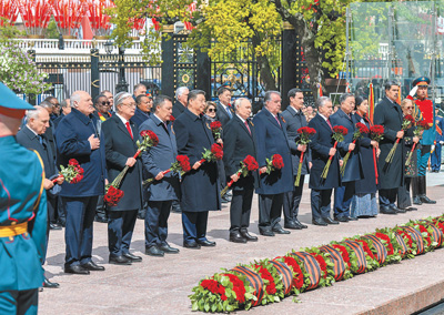 当地时间5月9日,俄罗斯举行盛大庆典,纪念苏联伟大卫国战争胜利80周年。国家主席习近平和来自世界20多个国家及国际组织领导人应邀出席庆典。庆典结束后,习近平同其他国家领导人一起从红场来到亚历山大花园,向无名烈士墓献花,并肃立默哀。 新华社记者 翟健岚摄