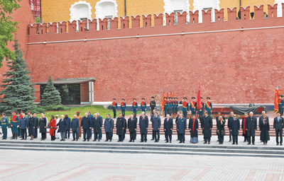 当地时间五月九日,俄罗斯举行盛大庆典,纪念苏联伟大卫国战争胜利八十周年。国家主席习近平和来自世界二十多个国家及国际组织领导人应邀出席庆典。庆典结束后,各国领导人集体合影留念。 新华社记者 黄敬文摄