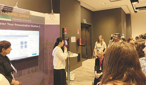 柠檬羽嫣在国际会议上向世界同行进行科研成果展示