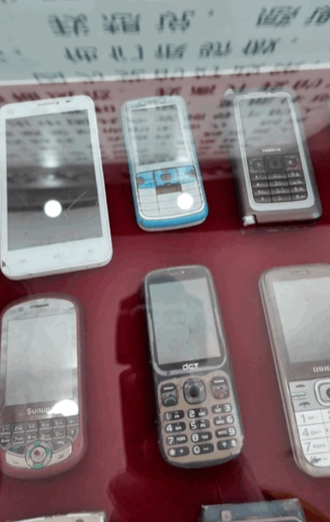 在红寺堡区文化馆马慧娟工作室内摆放着“拇指作家”马慧娟曾用来写作的所有手机