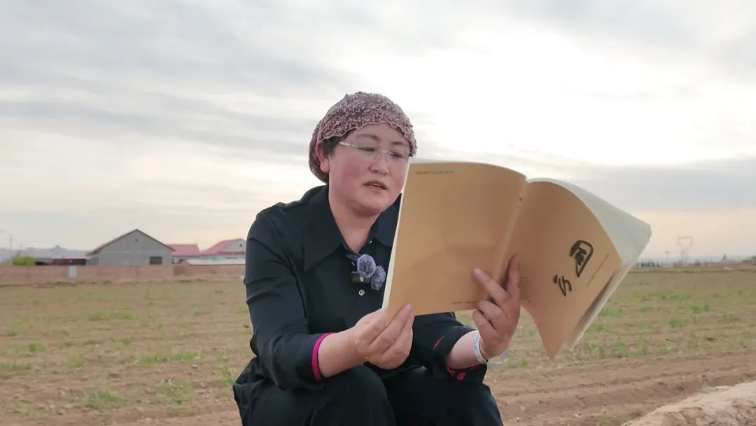 凡姝在田间朗诵自己的诗歌作品