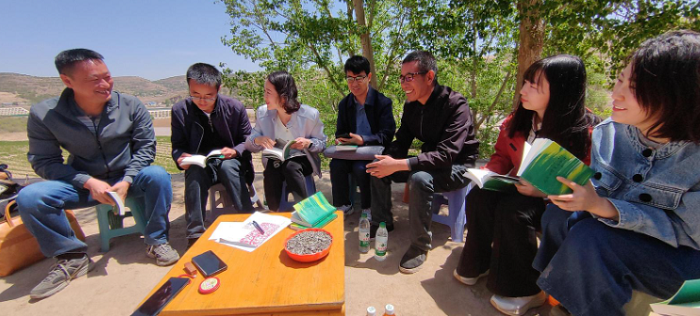 走进大山深处与诗人曹兵交流。