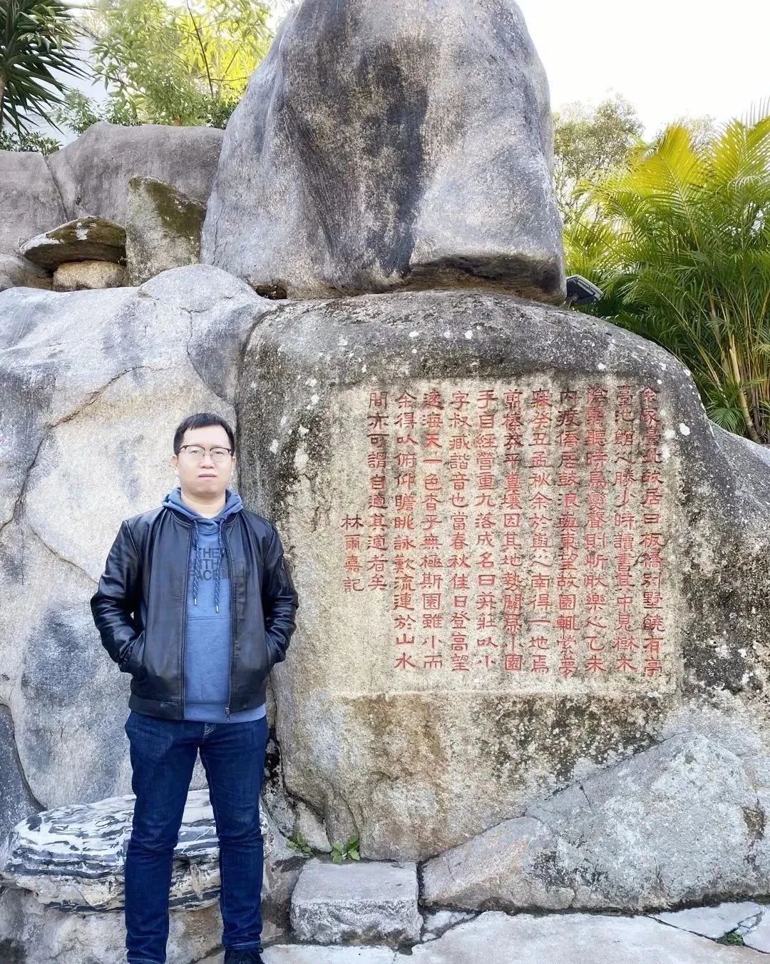 张象,中国作协会员,山西文学院签约作家。小说见于《十月》《上海文学》《青年文学》等刊物,出版作品有《外省青年》等三部。