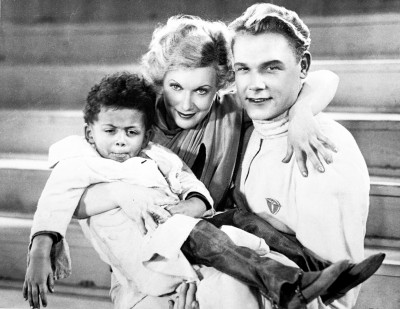 三岁的詹姆斯·劳埃多维奇·帕特森和他的“第二个母亲”柳博芙·彼得罗芙娜·奥尔洛娃以及演员谢尔盖·德米特里耶维奇·斯托利亚罗夫共同主演了格里戈里·瓦西里耶维奇·亚历山德罗夫1936年的著名喜剧歌舞电影《大马戏团》。