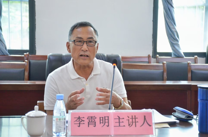 李霄明在崇左改稿会现场(陈敏 摄)