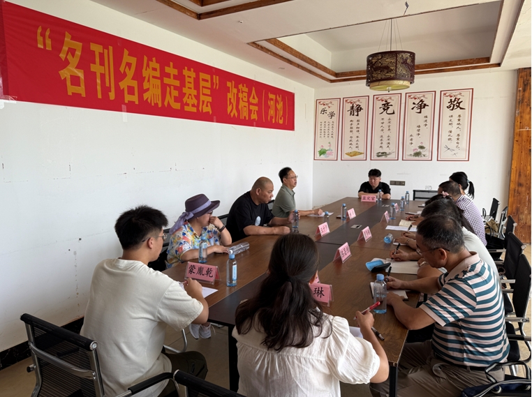 王十月在“名刊名编走基层”河池改稿会现场。(潘剑 摄 )