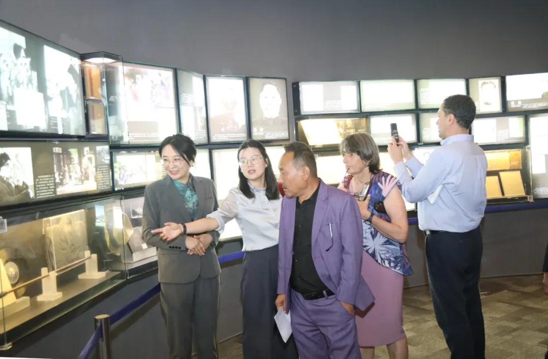 参观中国现代文学馆常设展