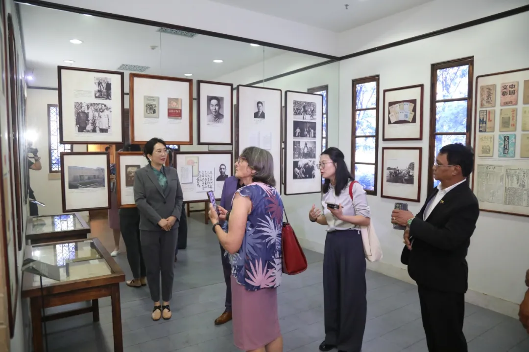 参观中国现代文学馆常设展