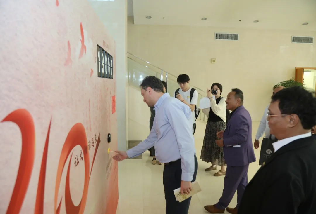 大家体验文学馆的互动体验装置