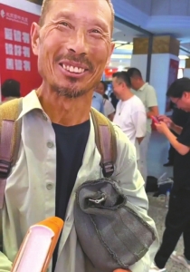 河南农民工刘诗利参加作家陈行甲新书分享会。图据人民日报客户端