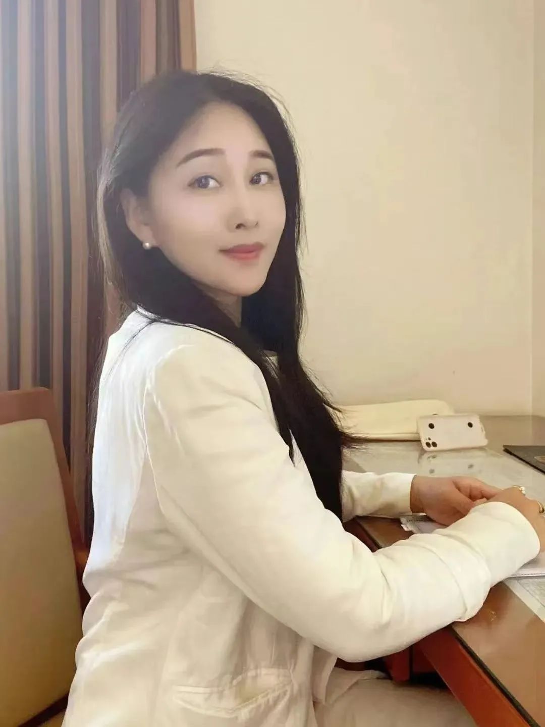 【作者简介:时晓,安徽宿州人,硕士,现居上海。鲁迅文学院第44届中青年作家高级研讨班学员,中作协会员,安徽文学艺术院签约作家。在《人民文学》《诗刊》《诗歌月刊》《安徽文学》《山东文学》《海燕》《红豆》《雨花》《扬子江诗刊》《延河》等杂志发表作品。获第十二届扬子江诗学奖·诗歌奖。短篇小说集《来去之间》入围2022年探照灯10月好书榜,入选2022年11月文艺联合书单。】