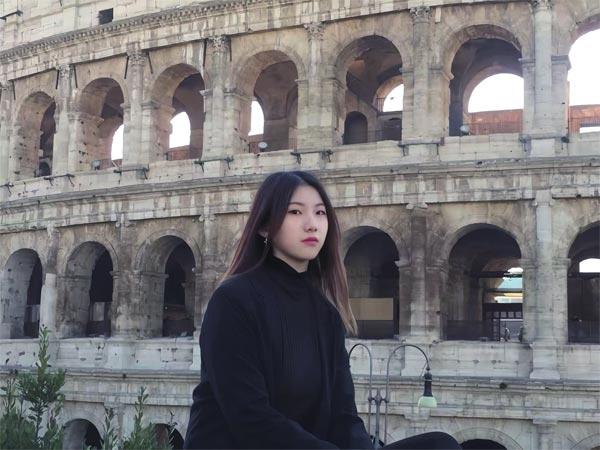 眉师娘，本名张眉，95后网络文学作家。代表作品《奔腾年代——向南向北》获第五届现实题材网络文学征文大赛特等奖，《云去山如画》获第九届现实题材网络文学征文大赛特别奖。