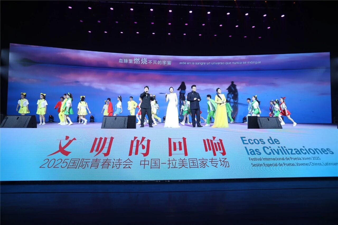 主题曲《青春火焰》将现场的气氛推向高潮