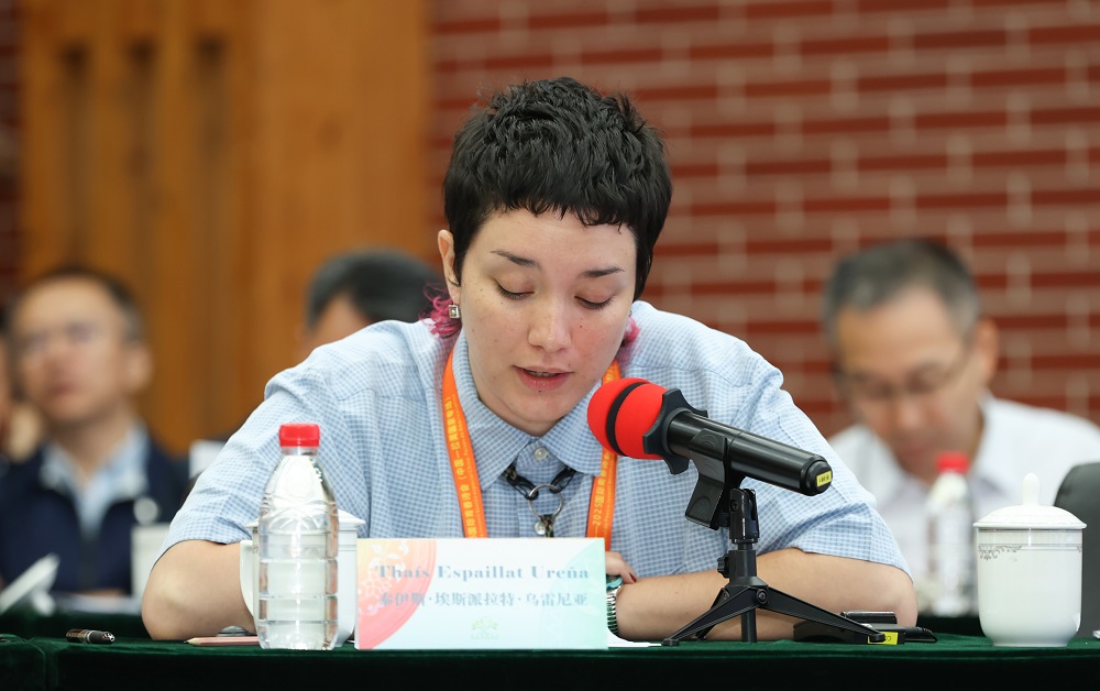 多米尼加诗人泰伊斯·埃斯派拉特·乌雷尼亚