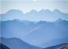 每个字都很珍贵　　珍惜当下，努力去写，对写下的每一个字负责。于我而言，每一个字都非常珍贵，如同古老的碑刻。[详细]