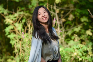 儿童绘本：获奖作品《妈妈的剪影》作者：弯弯 刘雪纯         获奖感言我和妈妈刘雪纯一起创作的这本书，正如它的名字，其灵感来源于我的妈妈。书里的剪纸，都是她30年前用最质朴的剪刀语言，镌刻下的生命印记。她剪下春耕秋收的田埂，剪下灶台边的饭菜香气，剪下缝纫机踏板的吱呀作响。