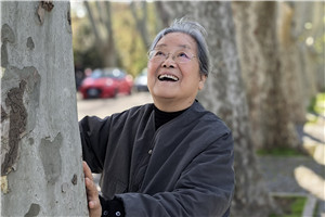 儿童绘本：获奖作品《不能没有》作者：蔡皋         获奖感言书里最先出现的光是阳光。我有种植花草的习惯，跟植物打交道其实就是和阳光打交道。光的滋养与体验积累得多了，有一天，会被儿童猛地“点醒”。比如，我的小孙子就跟我说……