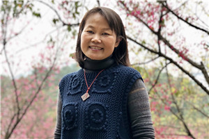 小说：获奖作品《狼洞的外婆》作者：王勇英         获奖感言我出生在一个叫大车的客家村庄。童年时代，村里经常有剧团、戏班来演采花剧、唱木鬼戏等。小时候我们没有课外书看，但有很多戏看，那是在乡村戏台上、打谷场上演的故事，是最乡土的“书”。