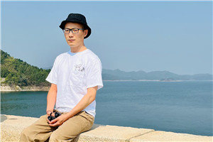 诗歌：获奖作品《我知道所有问题的答案了》作者：童子         获奖感言我曾经以为，人生是一条抛物线，从出生的起点慢慢爬上高峰，再慢慢滑落低谷。如果按人的生理表现，是这样的。但我越来越意识到，人之所以为人，是因为我们有灵魂。灵魂可以不被身体束缚……