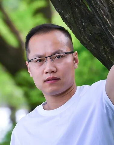   范墩子     西安市文学艺术创作研究室专业作家。在《人民文学》《江南》《青年作家》《滇池》等期刊发表近百万字，已出版《抒情时代》《虎面》《我从未见过麻雀》《去贝加尔》《小说便条》等作品。曾获陕西青年文学奖、《滇池》文学奖最佳小说奖、长安散文奖等。