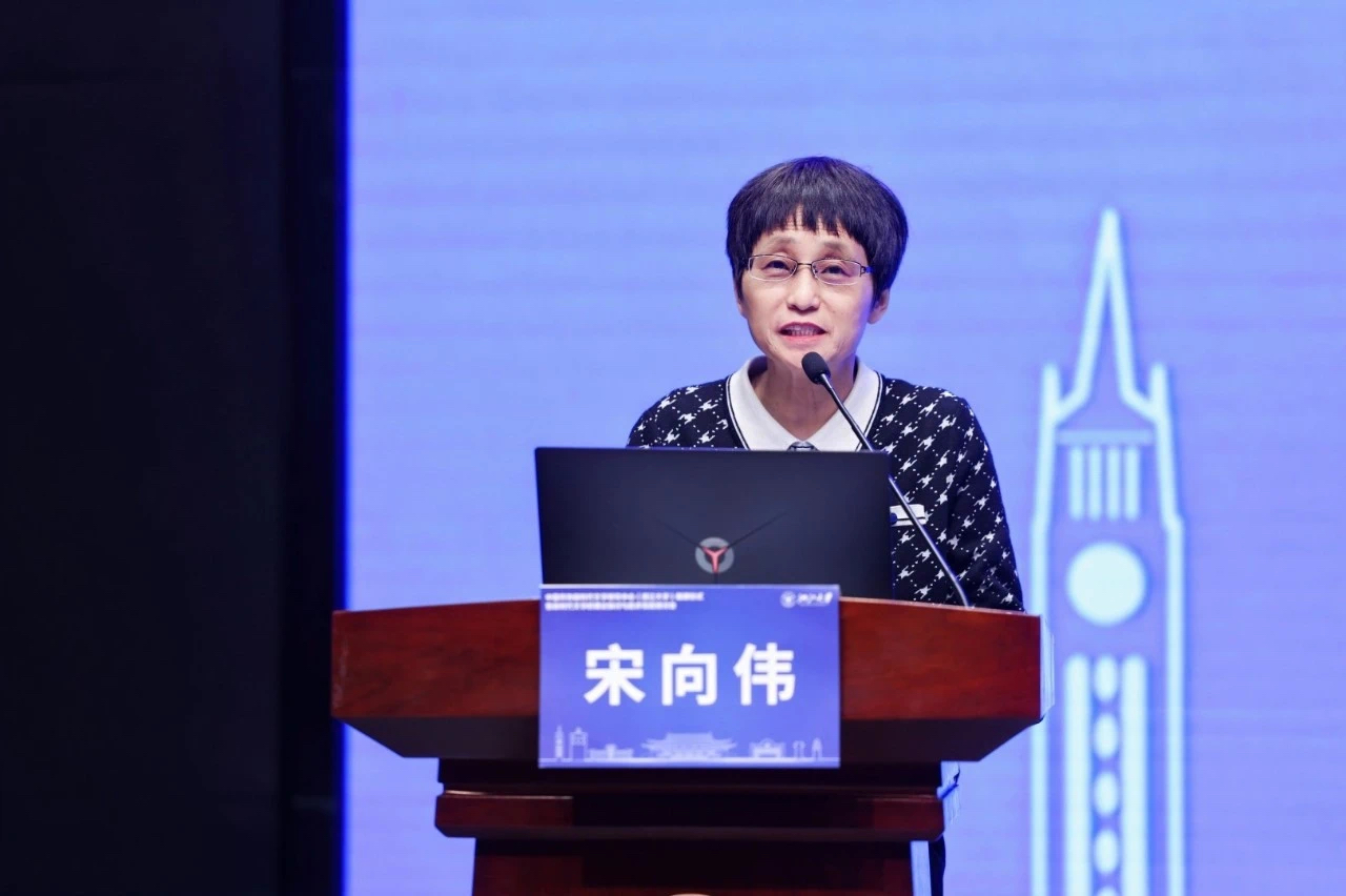 宋向伟宣读中国作协批复文件