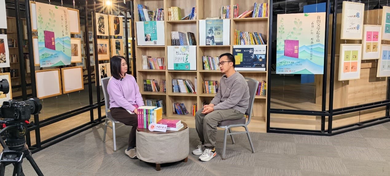 李英俊（右）谈《灯盏》