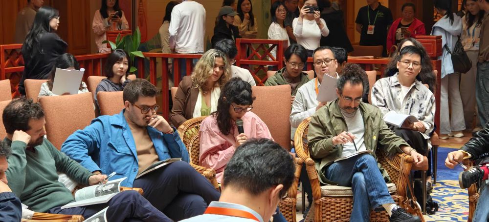 2025国际青春诗会上，诗人们分享创作心得。新华社记者余俊杰 摄