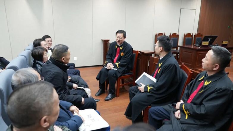 图为采风作家们在合肥法务区旁听庭审后，与主审法官交流。