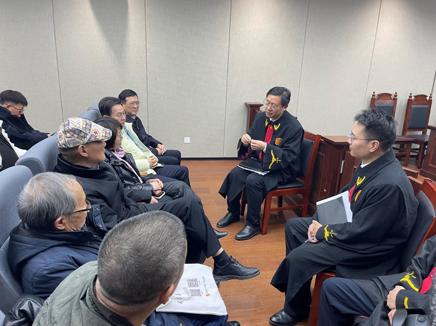 作家们在合肥法务区旁听庭审后,与主审法官交流。