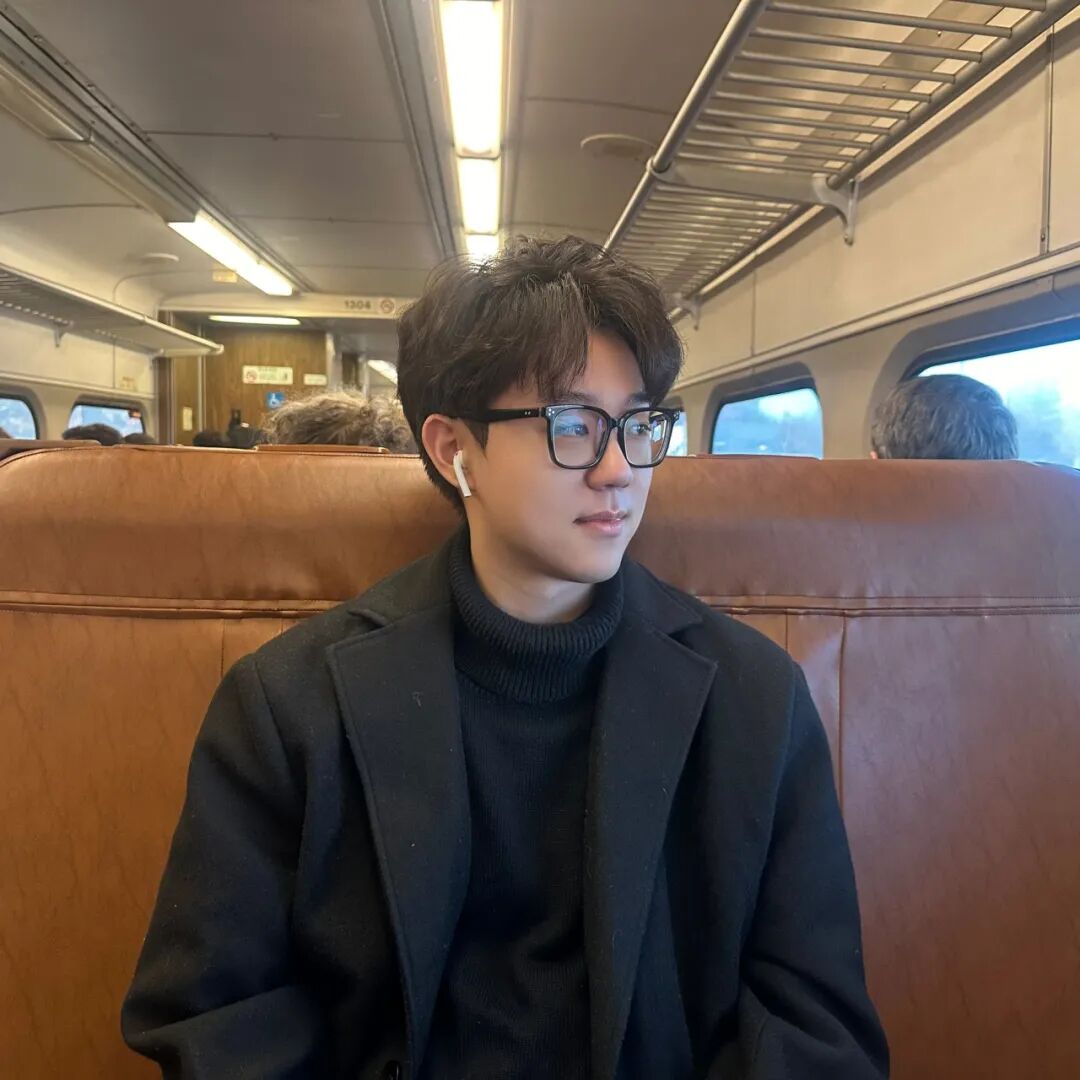 程天佑，2001年9月生于北京，现在美国纽约工作。少年时代起在《北京青年报》《北京文学》《中国校园文学》《中华读书报》《海外文摘》《新民晚报》《雨花》《读者》等报刊发表作品。多次获征文比赛奖。17岁时出版散文集《青年与花》。