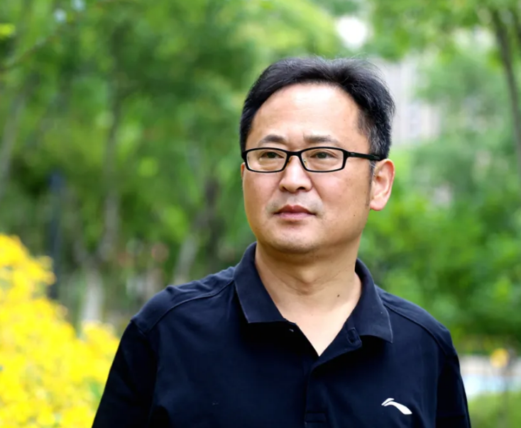 张 琳,安徽砀山人,中国作家协会会员,安徽文学院第五届签约作家。作品散见于《小说选刊》《中篇小说选刊》《微型小说选刊》等。文学编辑,获第二十一届百花文学奖编辑奖等。