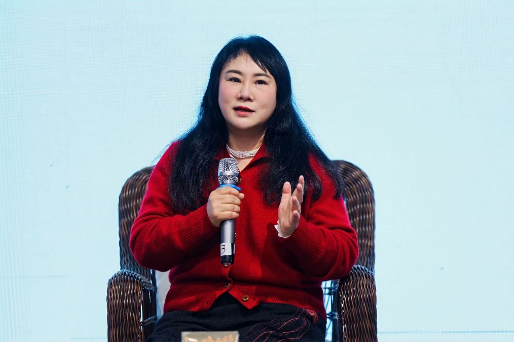 女人穿着外套

AI 生成的内容可能不正确。