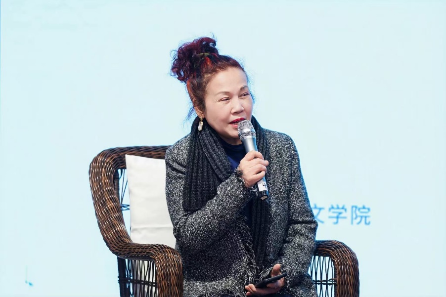 穿着黑色衣服的人

AI 生成的内容可能不正确。