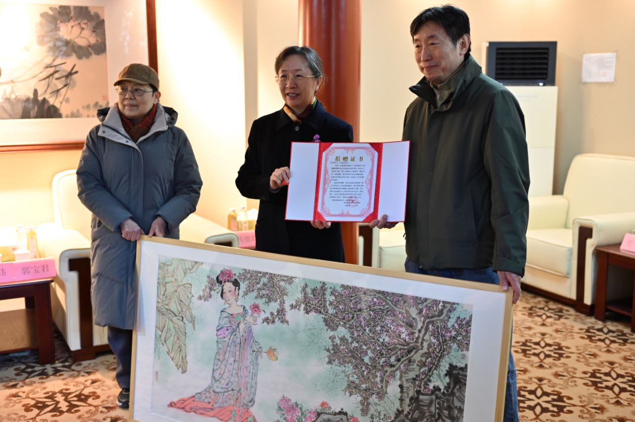 韦红燕、汪港清向北海公园捐赠作品，北海公园党委书记、园长孙齐炜接受捐赠