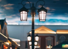 日暮黄昏时分的流亡　　在蓝猫酒吧，和卡斯特罗亲近的人并不很多。卡斯特罗长得矮，而且胖。[详细]