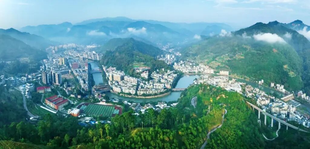 鸟瞰马边县城（何为 摄）