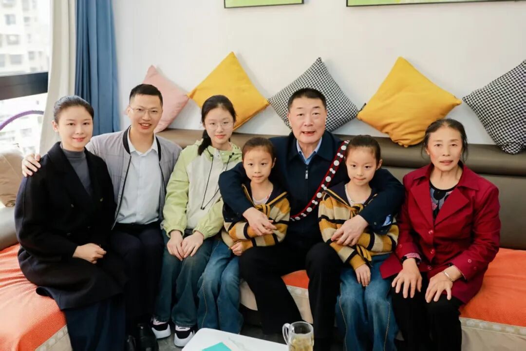 徐贵祥与读者龙正钱全家合影