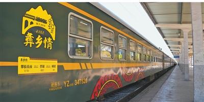 停靠在西昌南站的小慢车。 田维鹏摄