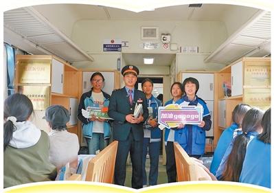 吉布日哈带着孩子们一起为新学期加油打气。 韩旭刚摄