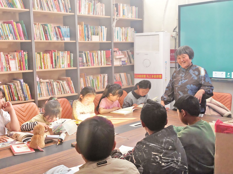 李翠利带孩子们阅读。 受访者供图