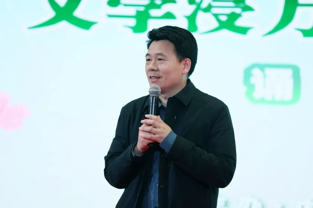 内蒙古作家协会秘书长丛龙瑞致辞
