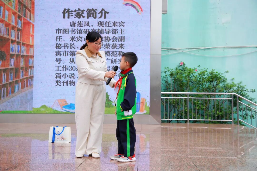 市作协副秘书长唐莲凤与学生互动