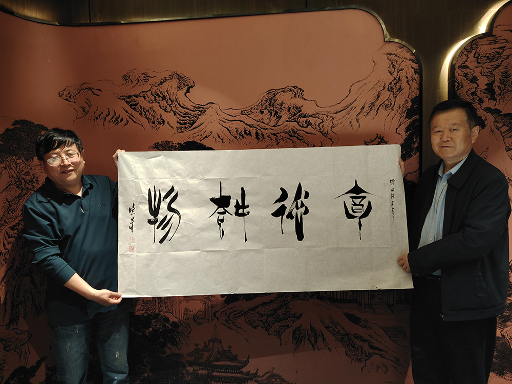 毛晓春老师向山东农业大学捐赠书法作品